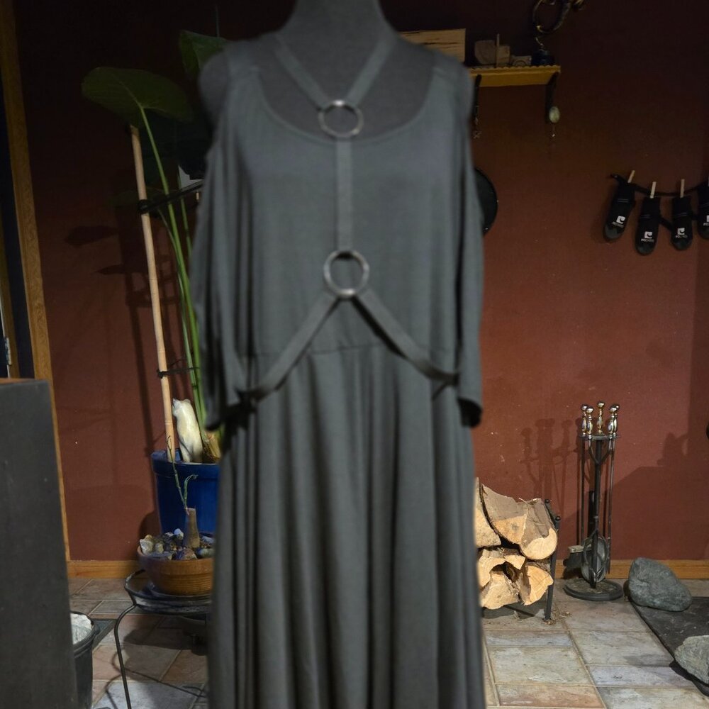HOT TOPIC BLACK HARNESS & COLD SHOULDER MAXI DRESS 4 4X - Picture 1 of 16